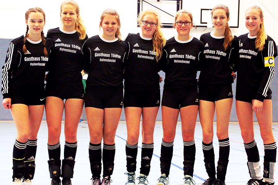 Jenin Heins, Elisa Schult, Anna Klintworth, Inken Höper, Helke Meyer, Leann-Vivien Leimann und Vivien Werner (von links) gewannen die Bronzemedaillen bei der U16-Landesmeisterschaft.